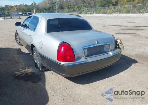 2004 Lincoln Town Car Ultimate z USA, uszkodzony, nr VIN 1LNHM83W94Y669716